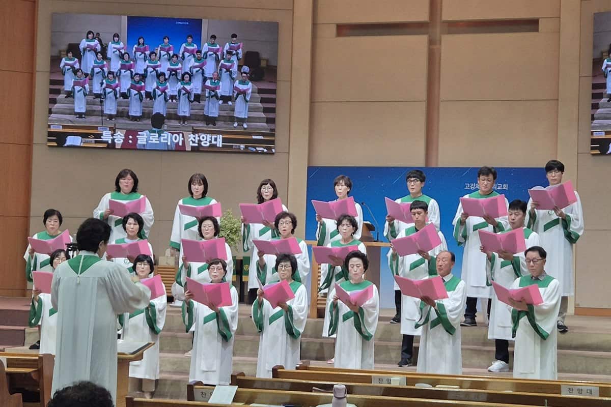 악보를 들고 찬양하는 성가대원들