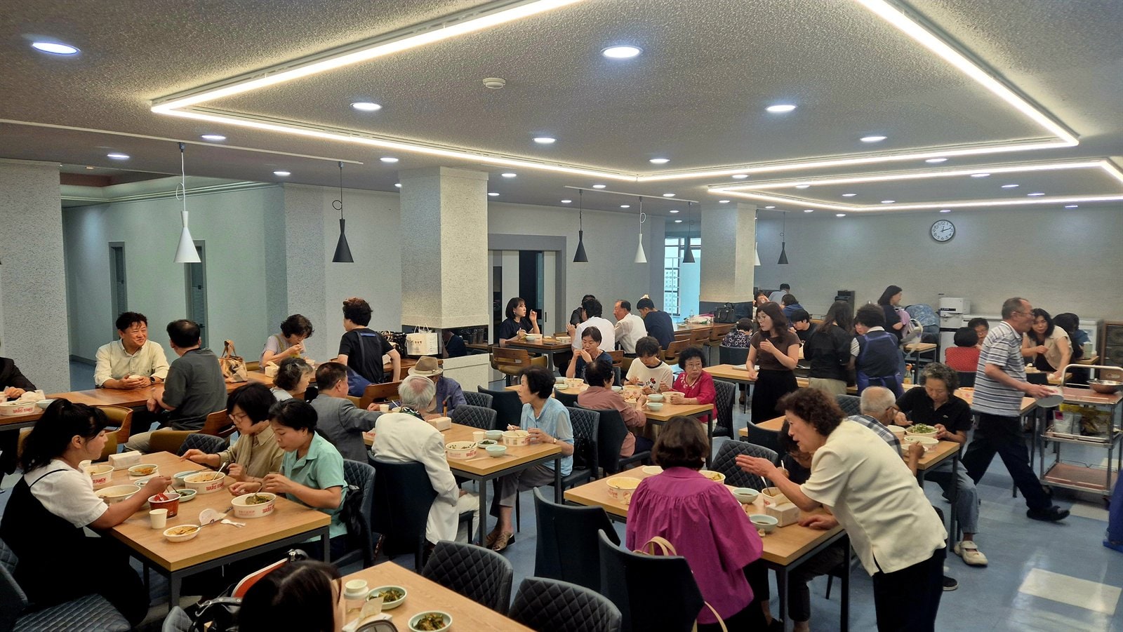 주일 예배를 마치고 식당을 가득 채운 성도들